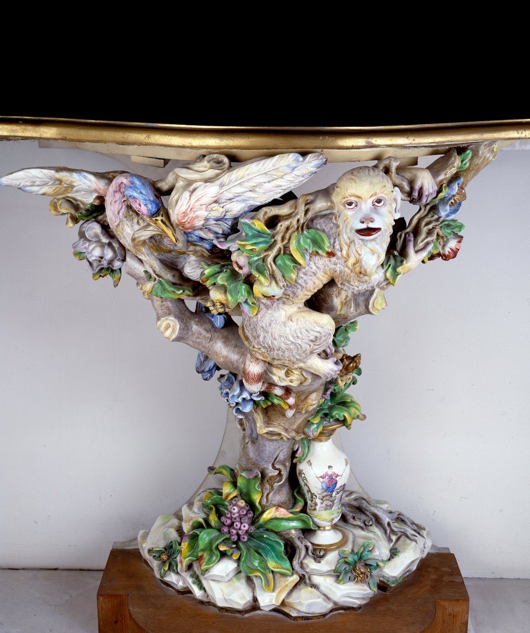 Console en porcelaine tendre de la manufacture de Capodimonte. XVIIIe siècle Sèvres. Manufacture de Porcelaine - Italian School