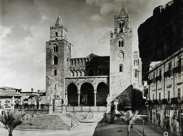 Extérieur du Duomo, commencé en 1131 par le roi Roger II (d.1154) de Sicile - Italian School