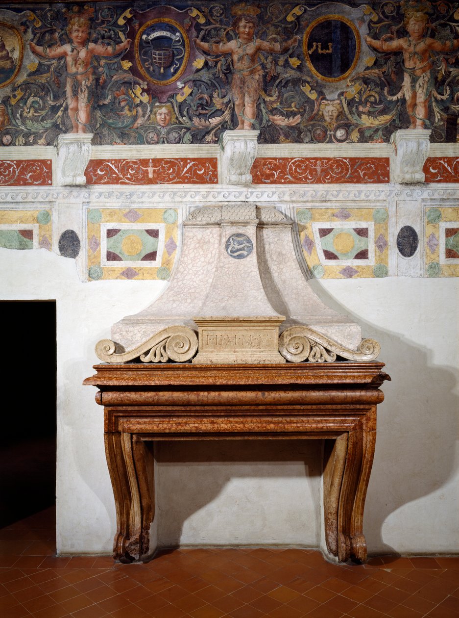 Cheminée portant les initiales F.II.M.M.V signifiant Federigo Gonzaga II Marquis de Mantoue, avec une frise décorative au-dessus incorporant diverses empreintes du blason des Gonzaga, 1528 - Italian School