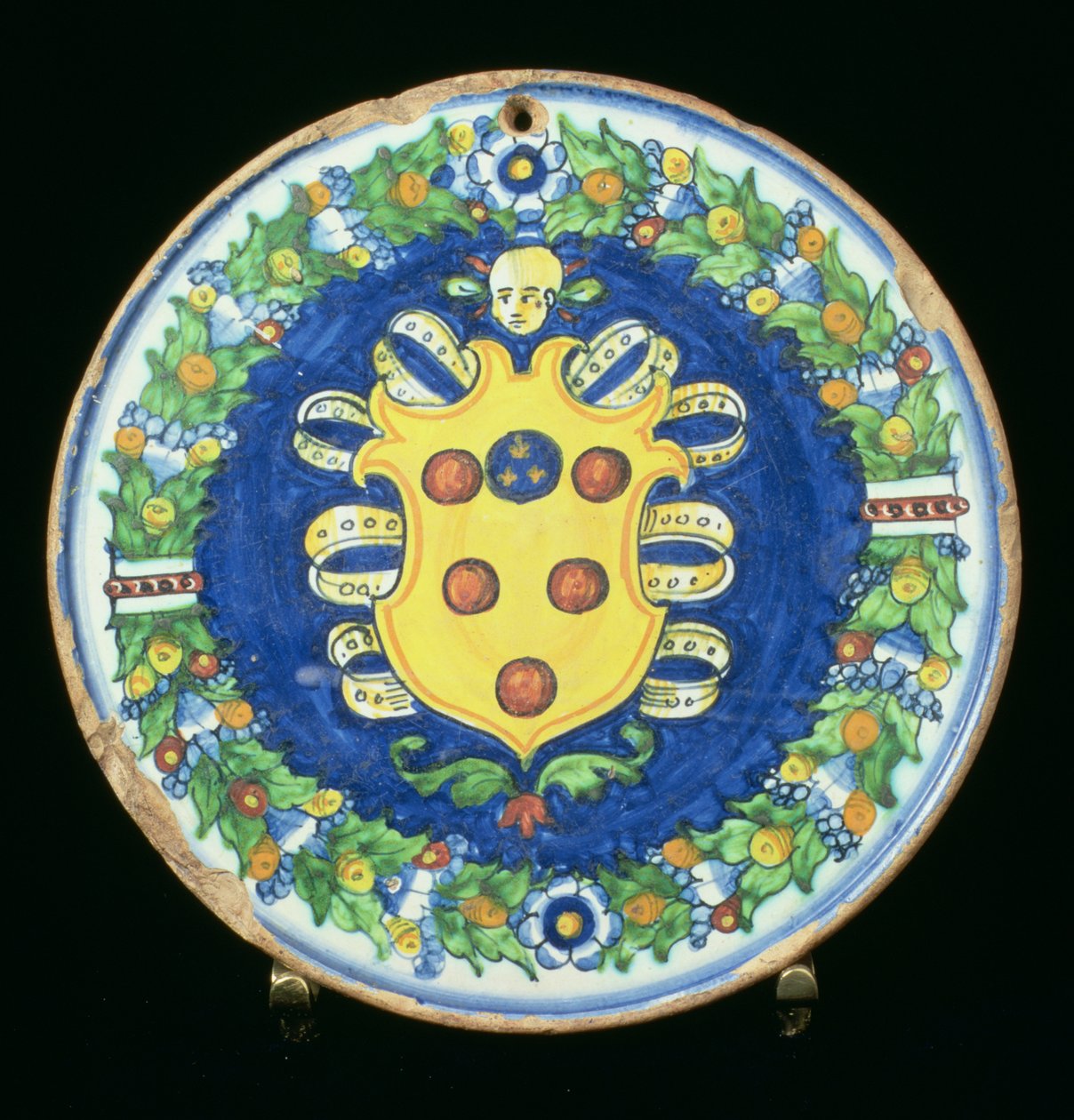 Assiette en majolique portant le blason des Médicis avec une bordure de feuillage et de fruits, italienne, XVIe siècle - Italian School