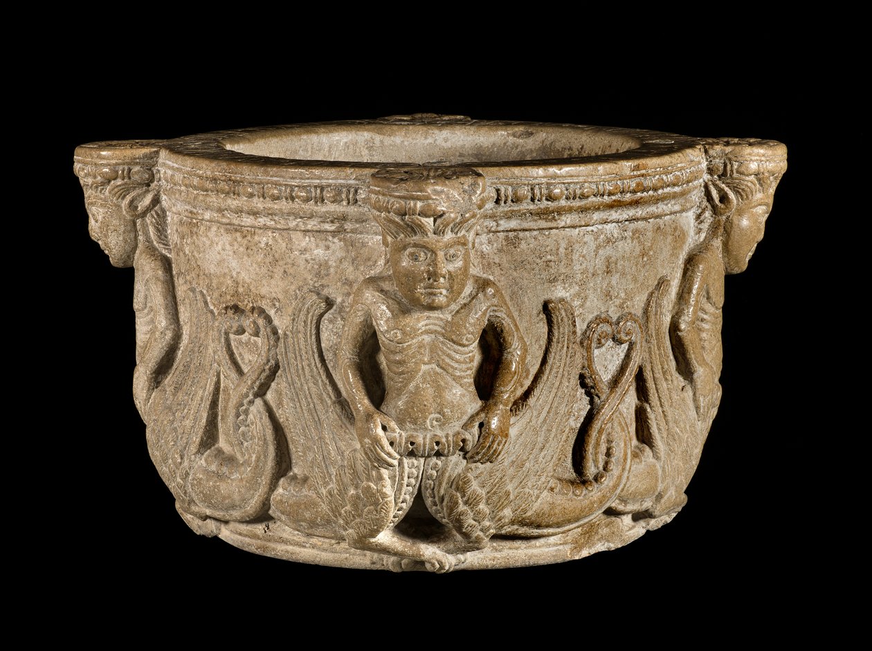 Stoup médiéval avec figures de sirènes en pierre sculptée, Début du XIIe siècle - Italian School