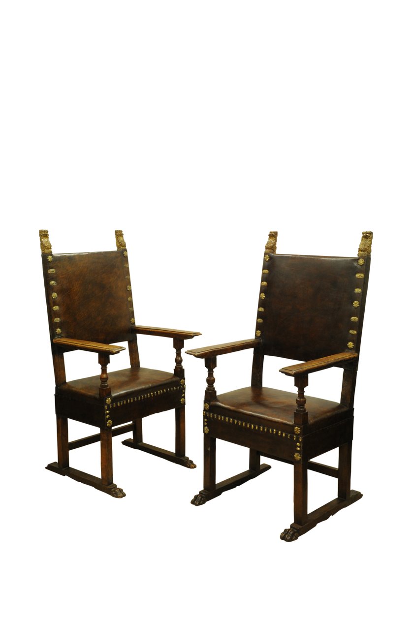 Paire de fauteuils trône en noyer avec garniture en cuir, Italie vers 1660 - Italian School