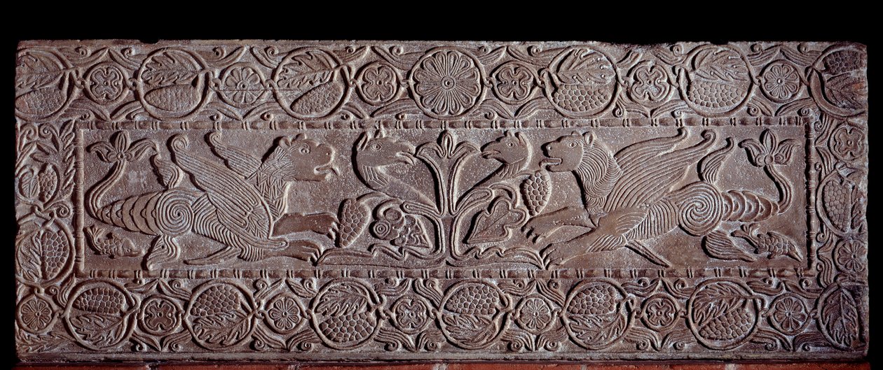 Parapet de pierre couvert de bas-reliefs représentant l