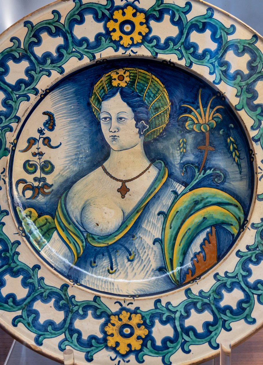 Assiette décorée par le buste d