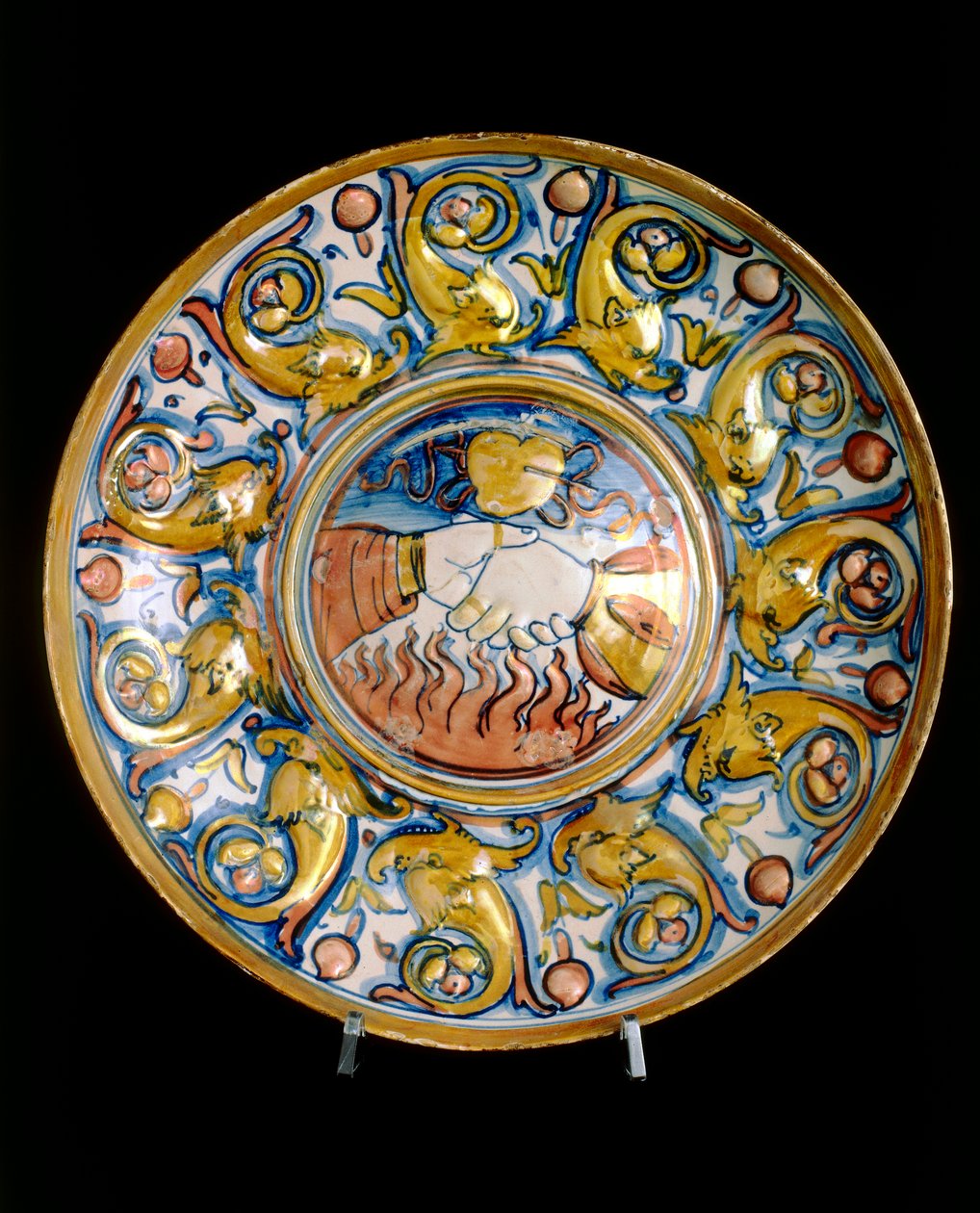 Assiette avec deux mains se serrant, œuvre de la manufacture de Gubbio - Italian School