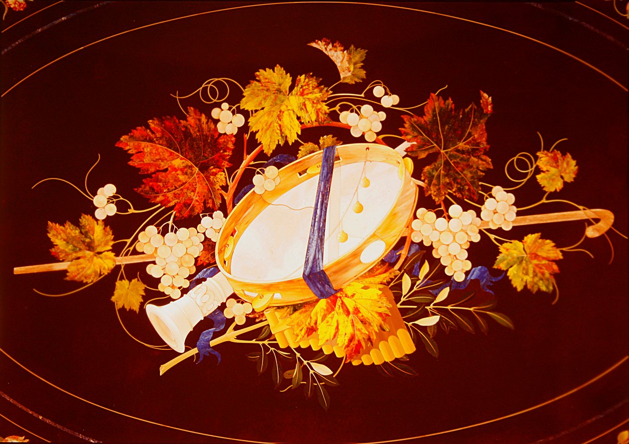 Plateau de table avec instruments de musique et vignes (pietra dura) - Italian School