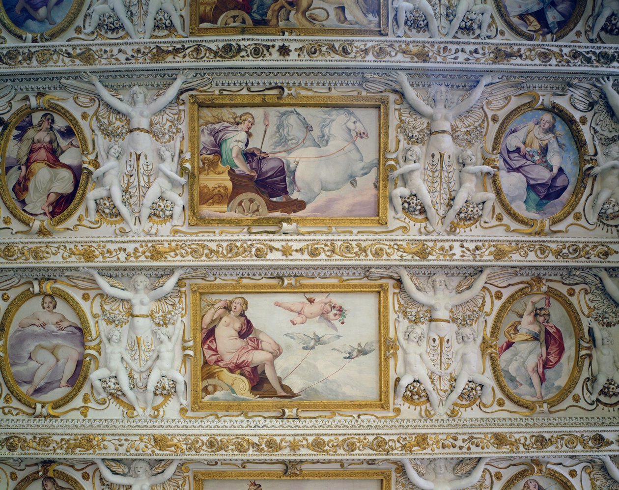Salle du premier étage, détail des figures mythologiques, décoration du plafond - Italian School