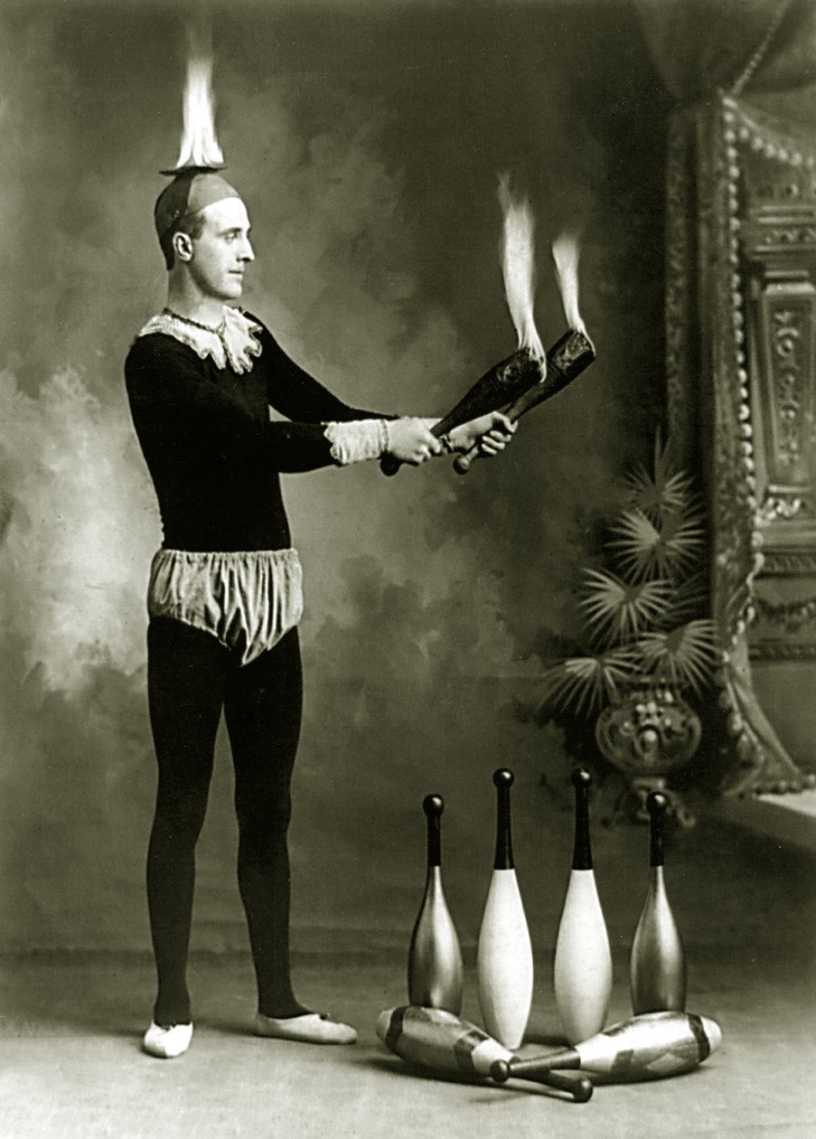 J.T. Doyle, jongleur de cirque et de carnaval avec des quilles enflammées et un bol, vers 1902 - J.E. Pasonault