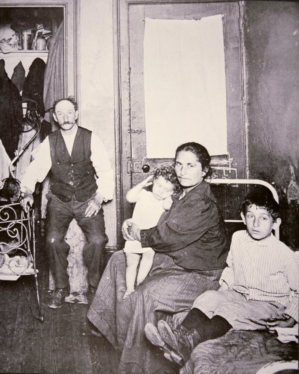Famille immigrante, Lower East Side, New York, c.1910 - Jacob August Riis