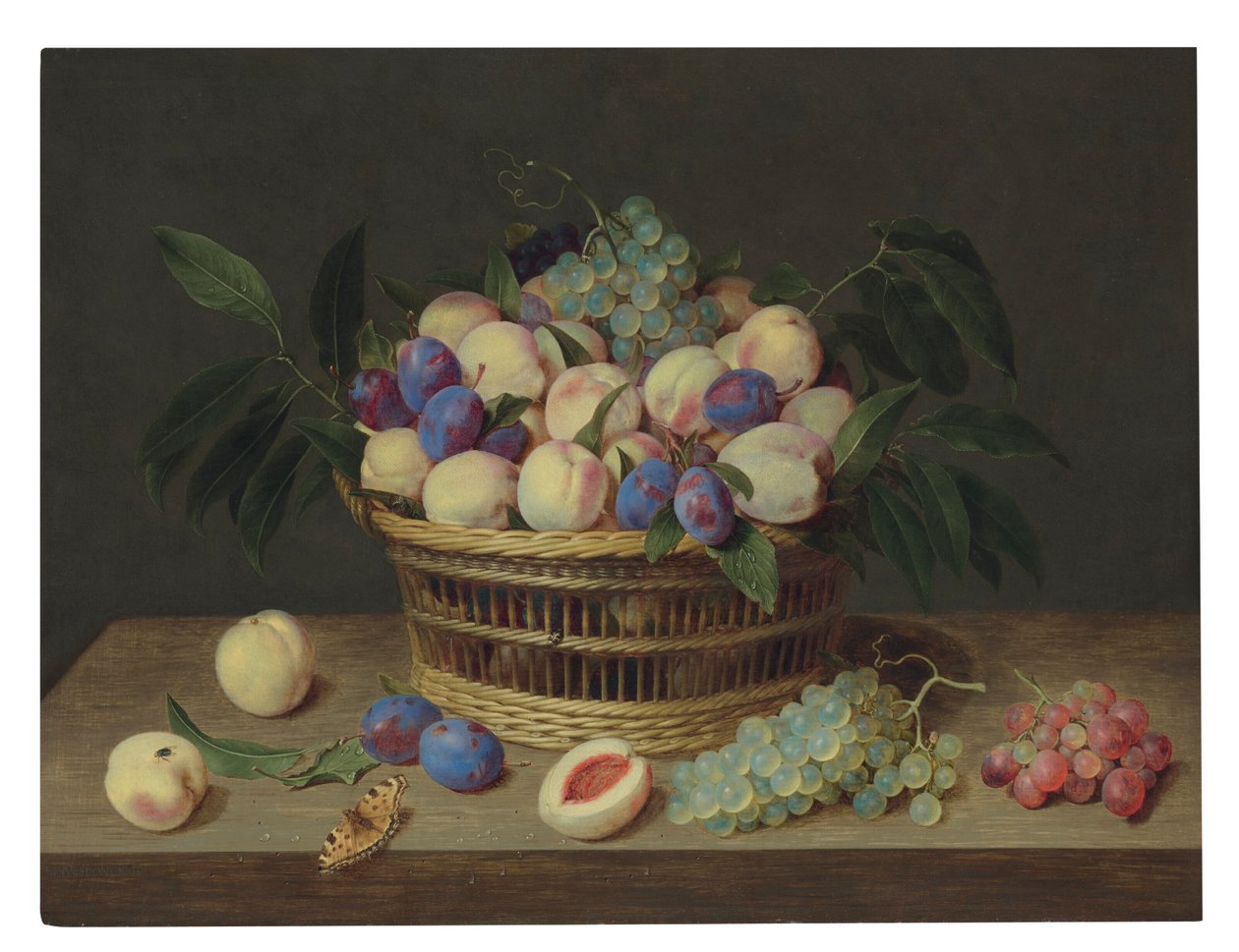 Pêches, prunes et raisins dans un panier en osier, avec des fruits et un papillon sur une table en bois - Jacob van Hulsdonck