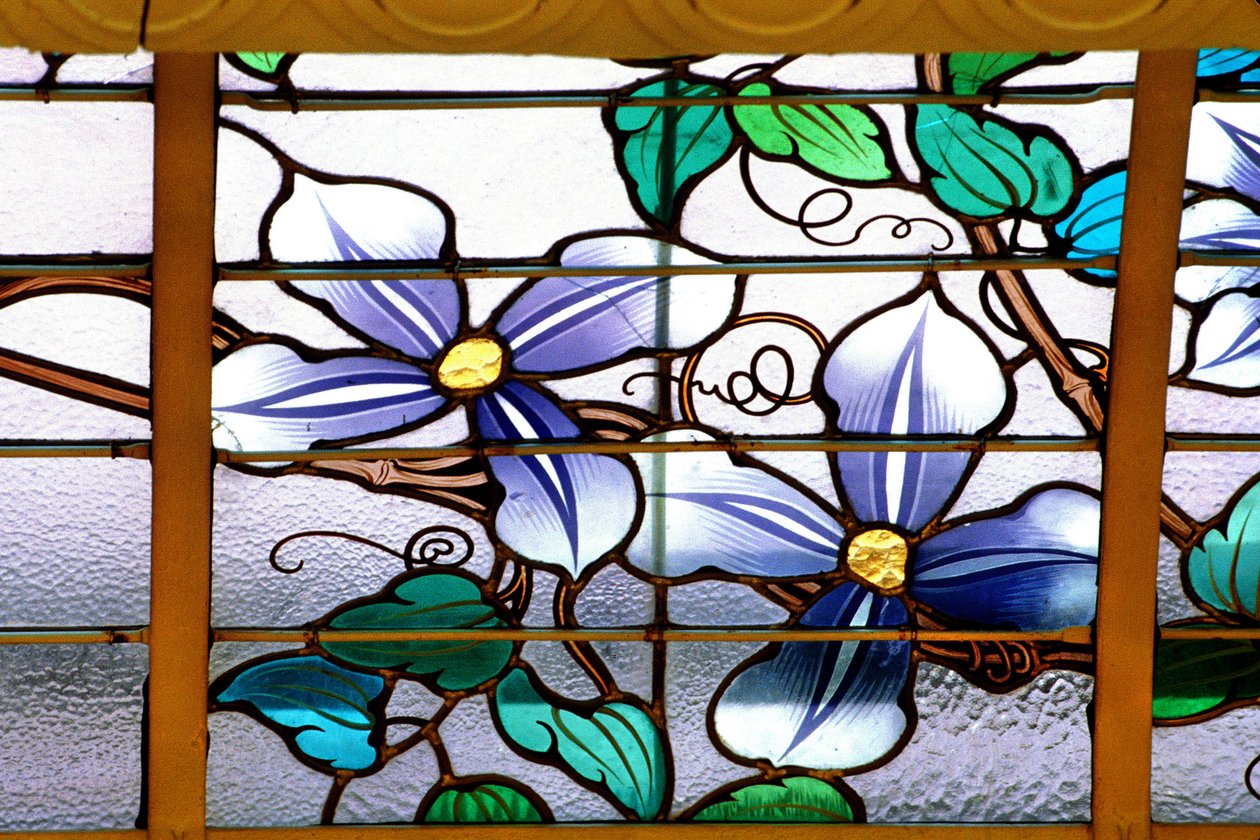 Nancy (département 54), Art Nouveau, « La verrière aux Clématites » (1901) - détail, Vitrail de Jacques Gruber (1870-1936), au Crédit Lyonnais, rue St Georges - Jacques Gruber