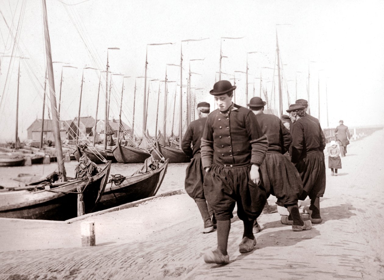 Hommes en costume traditionnel, île de Marken, Pays-Bas, 1898 - James Batkin