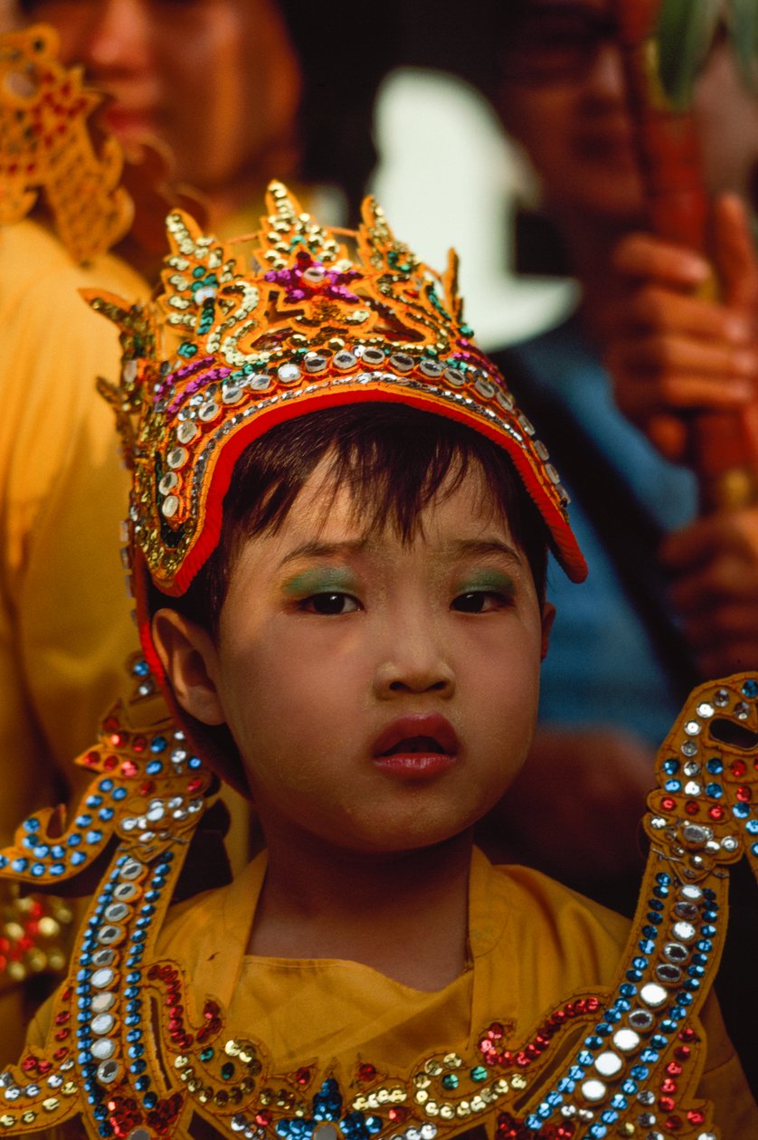 Un jeune fidèle au festival de Tabaung. Pagode Shwe Dagon, Rangoon, Birmanie - James L Stanfield