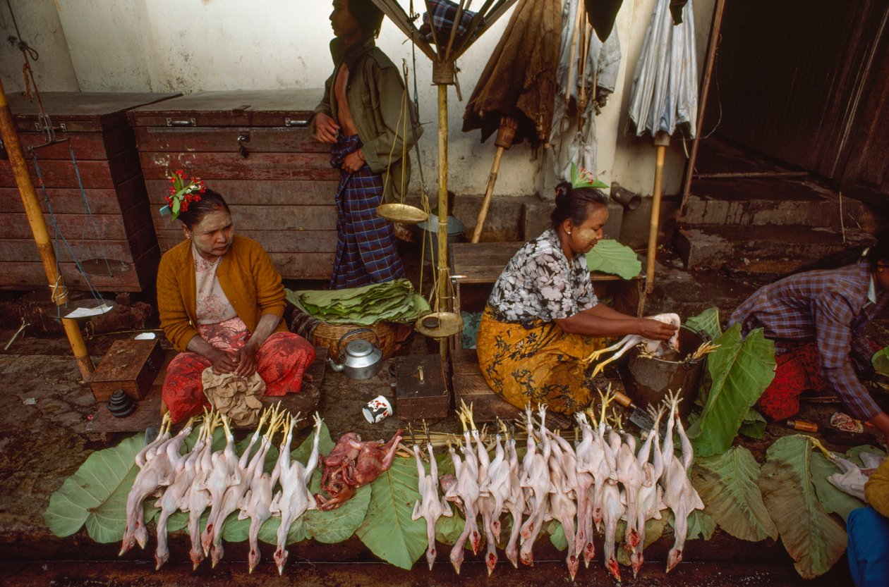 Vendeurs de nourriture avec des visages décorés de thanaka, écorce d