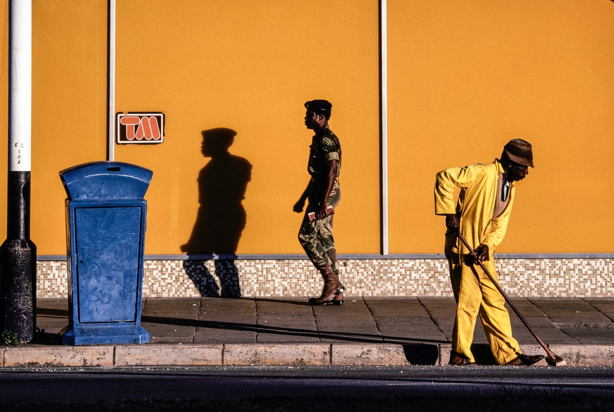 Hommes sud-africains dans une rue et sur un trottoir à Pretoria, Afrique du Sud - James L Stanfield