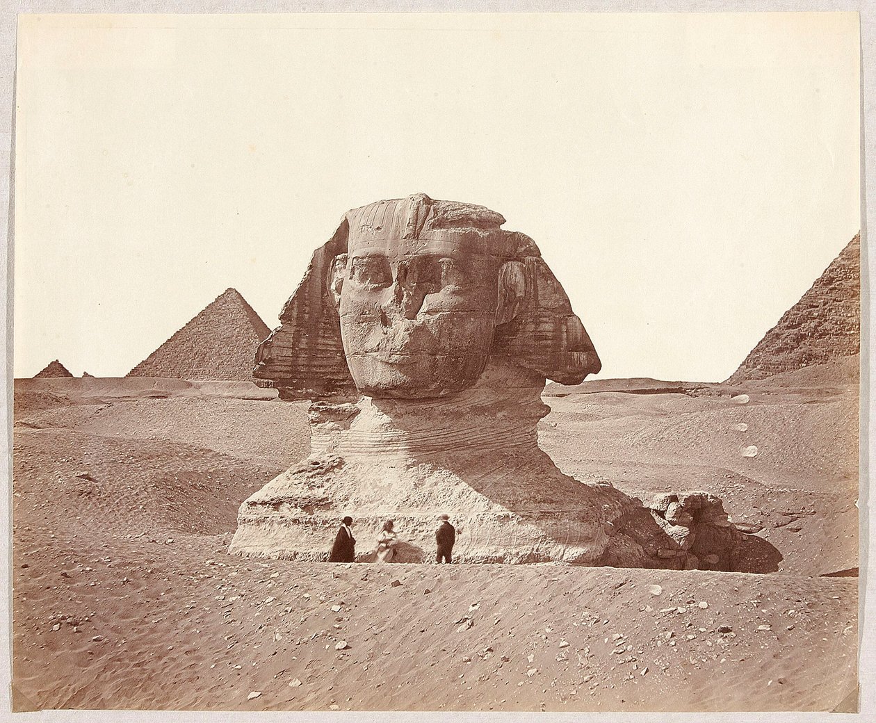 Égypte. Gizeh. Le Sphinx avec la pyramide de Mykérinos en arrière-plan - James Robertson