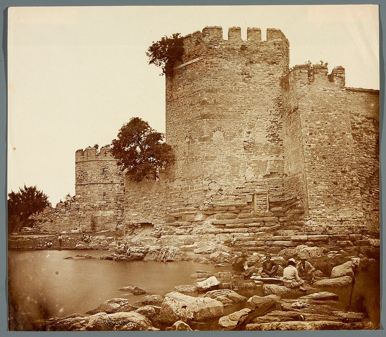 « Les Sept Tours » [Istanbul. Sept tours - partie des remparts de la ville] - James Robertson