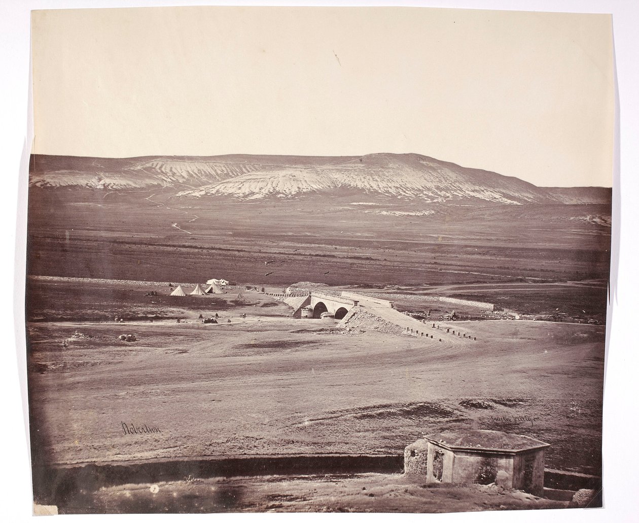 « Le pont de Traktir ». [Guerre de Crimée. Le pont de Traktir sur la rivière Tchernaya, près de Balaklava.] - James Robertson