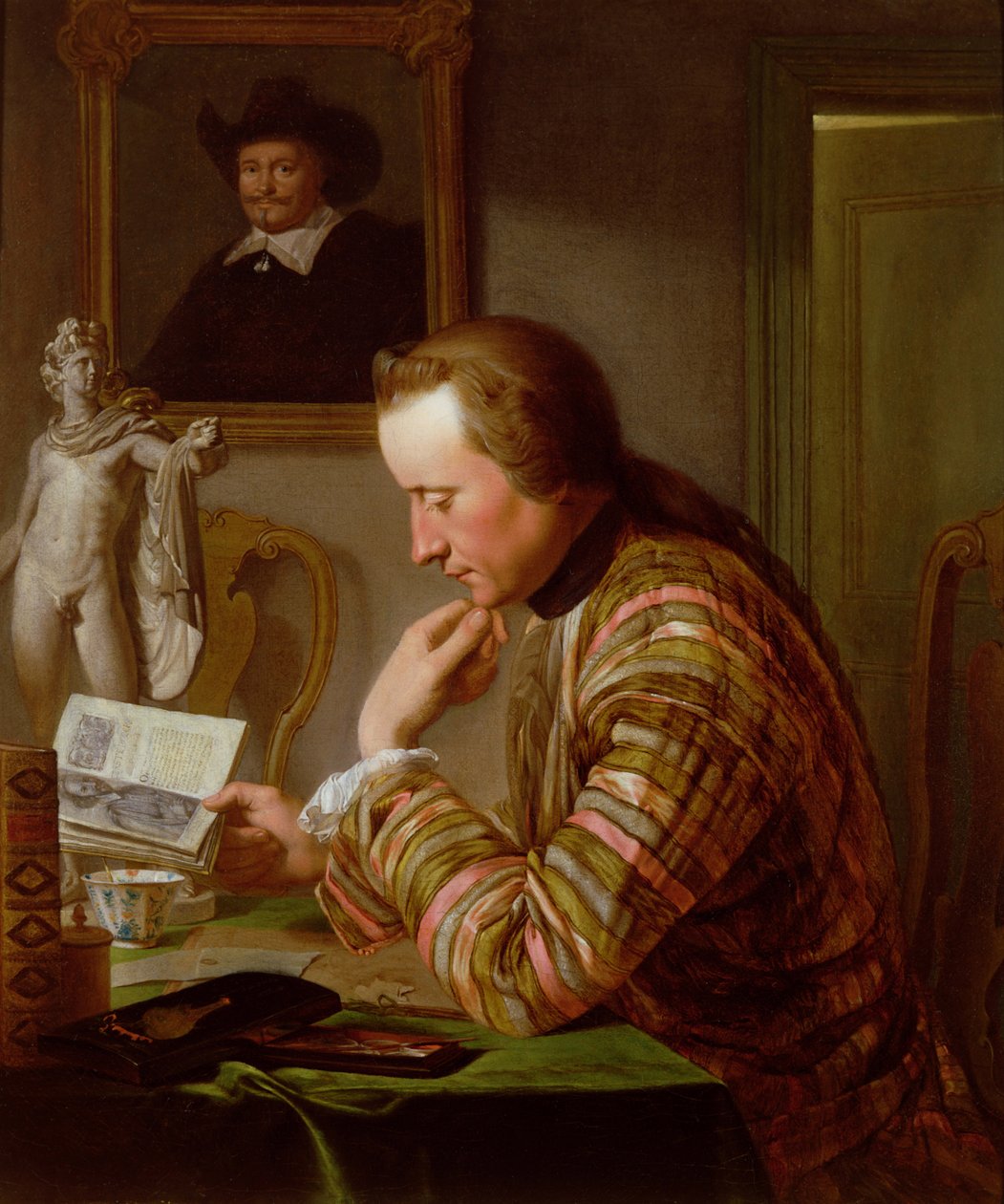 Gentleman lisant à une table à la lumière d