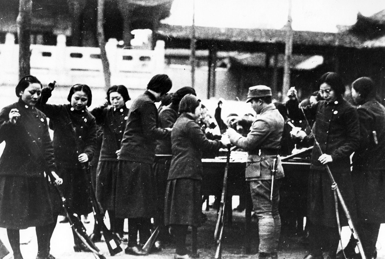 Femmes japonaises chargeant des fusils, vers 1920-30 - Japanese Photographer