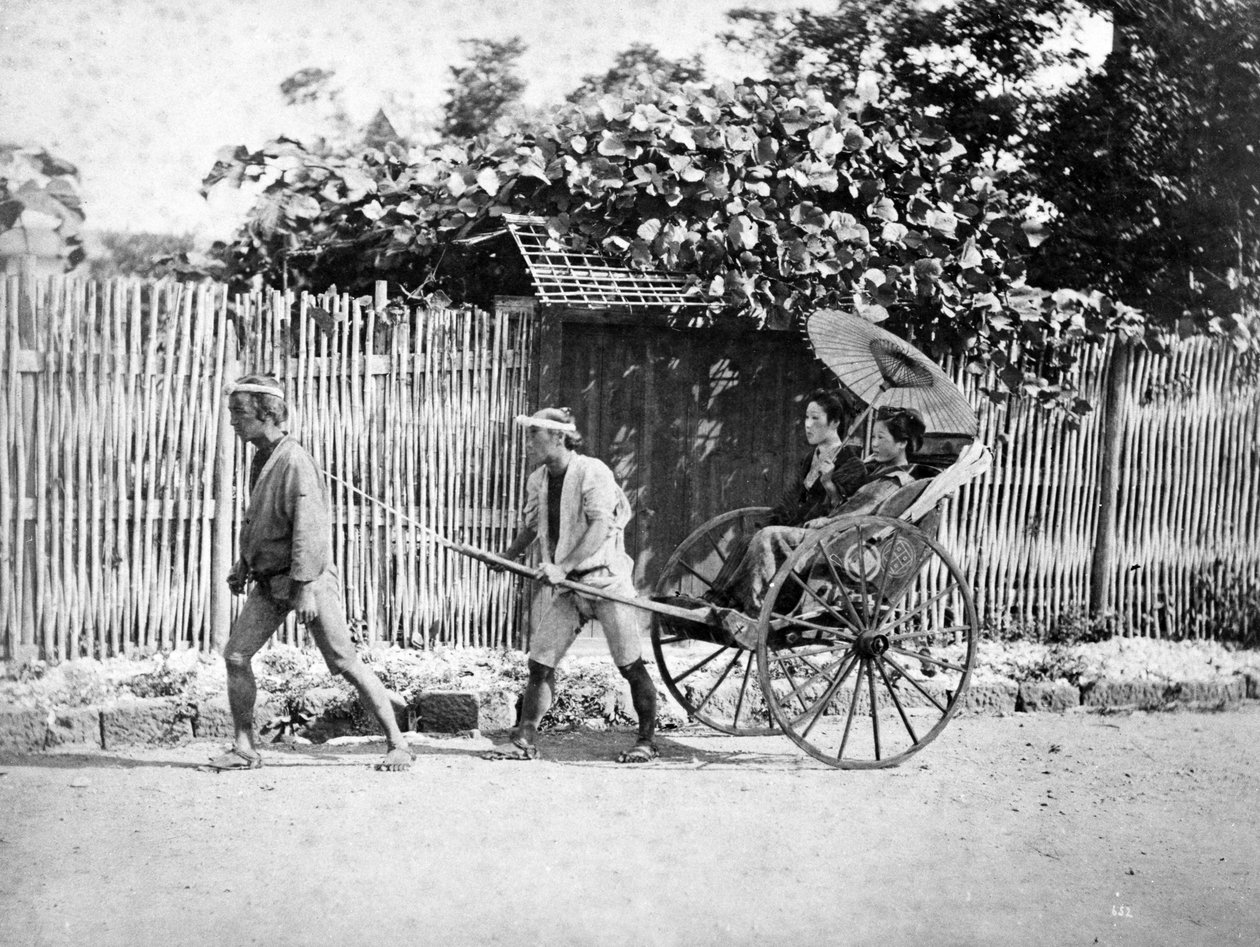 Deux filles dans un rickshaw - Japanese Photographer