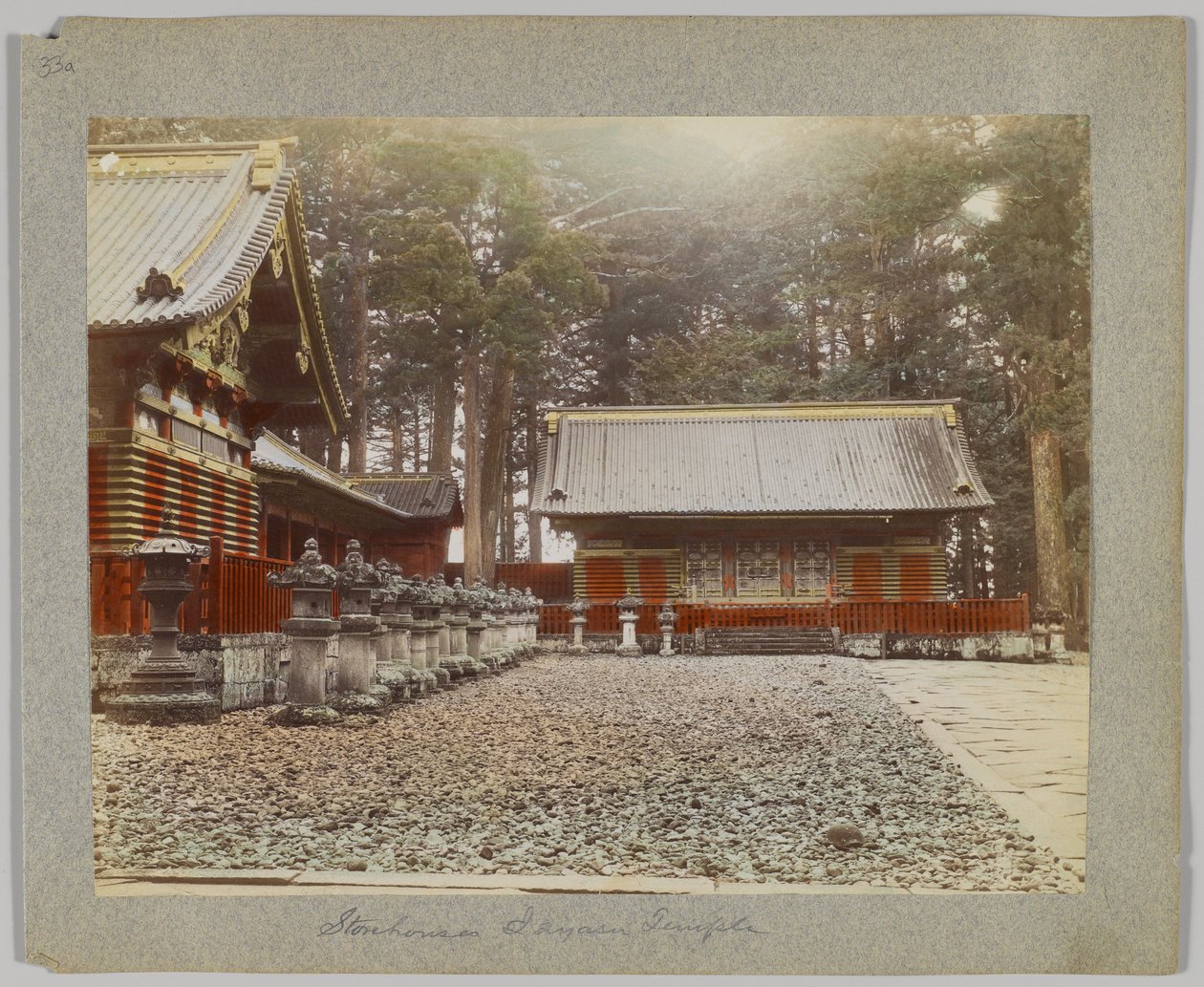 Entrepôts à Tōshō-gū, Nikko, Japon (photo noir et blanc colorisée à la main) - Japanese Photographer