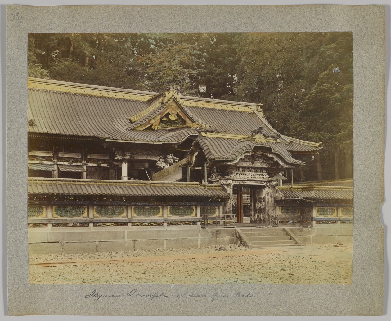 Tōshō-gū vu depuis la porte, Nikko, Japon - Japanese Photographer