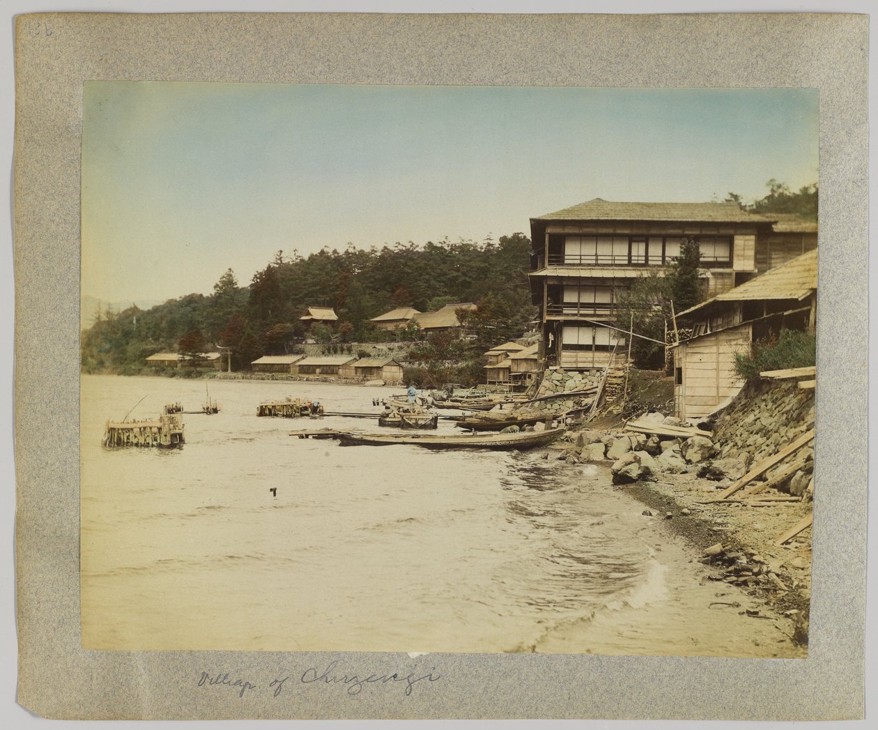 Village de Chuzenji, Nikko, Japon (photo noir et blanc colorisée à la main) - Japanese Photographer