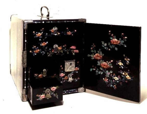 Coffret de transport, décoration peinte avec incrustation de nacre, japonais - Japanese School
