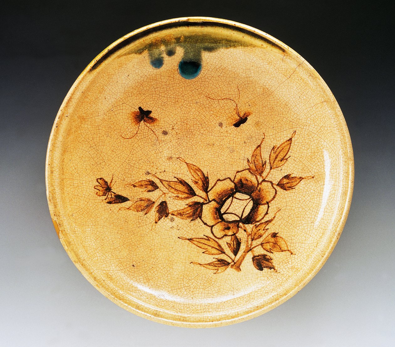 Plateau en grès émaillé décoré de deux papillons et de pivoines, fin XVIIIe siècle-début XIXe siècle, manufacture de Seto - Japanese School