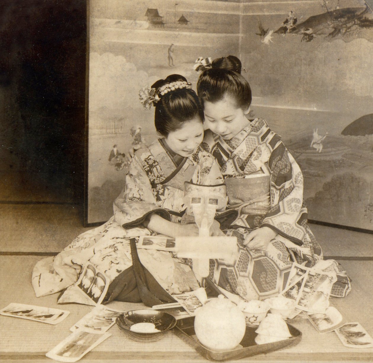 Filles japonaises utilisant un stéréoscope avec des cartes stéréographiques, 1899 - Japanese School