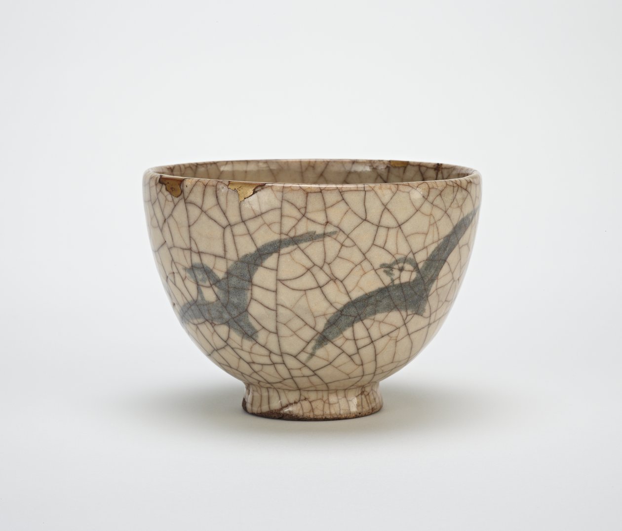 Bol à thé avec motif de pluviers, poterie liée à Kyoto, milieu du 19e siècle - Japanese School