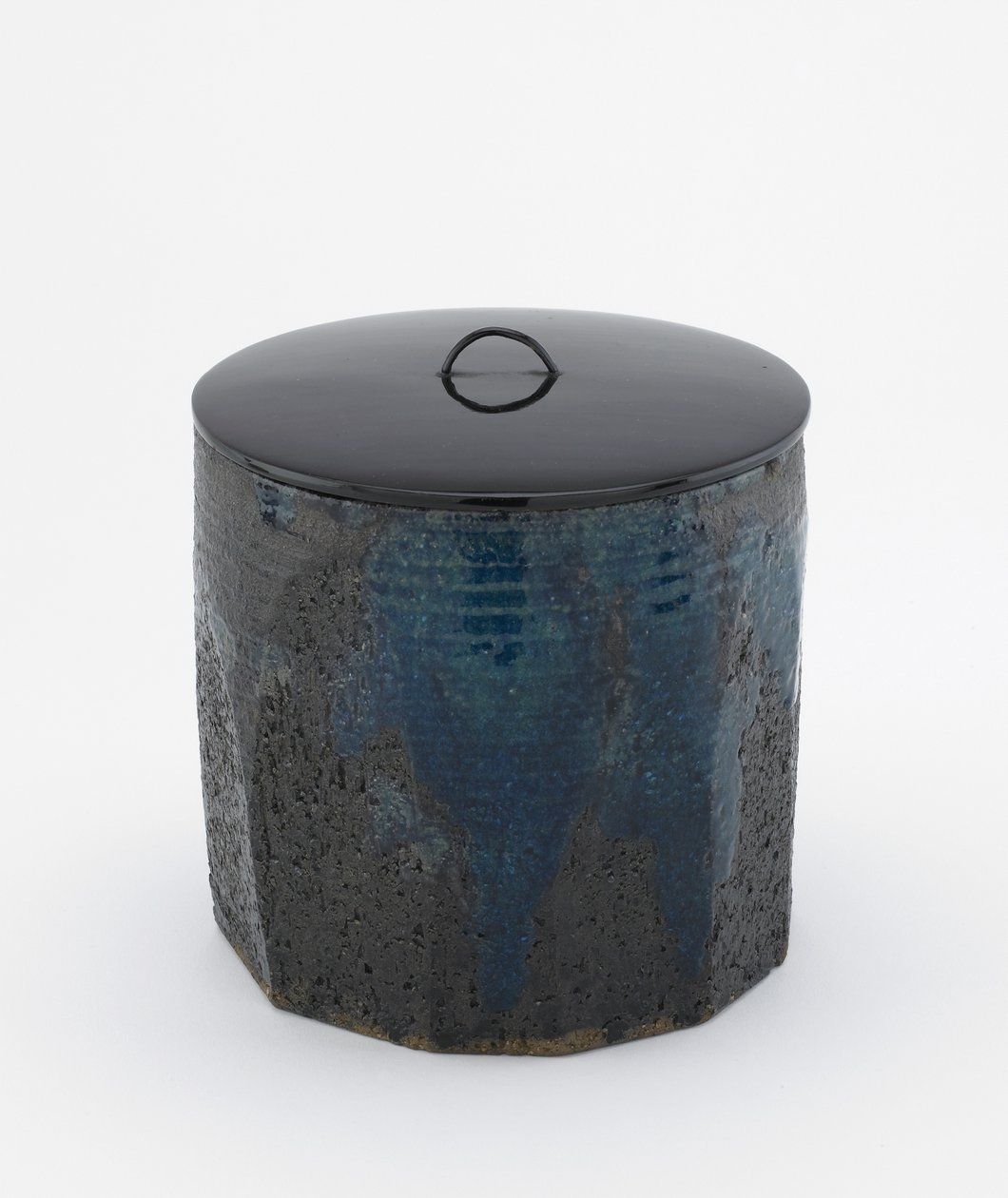 Pot à eau pour cérémonie du thé avec côtés facettés, préfecture de Mie, période Edo ou ère Meiji - Japanese School