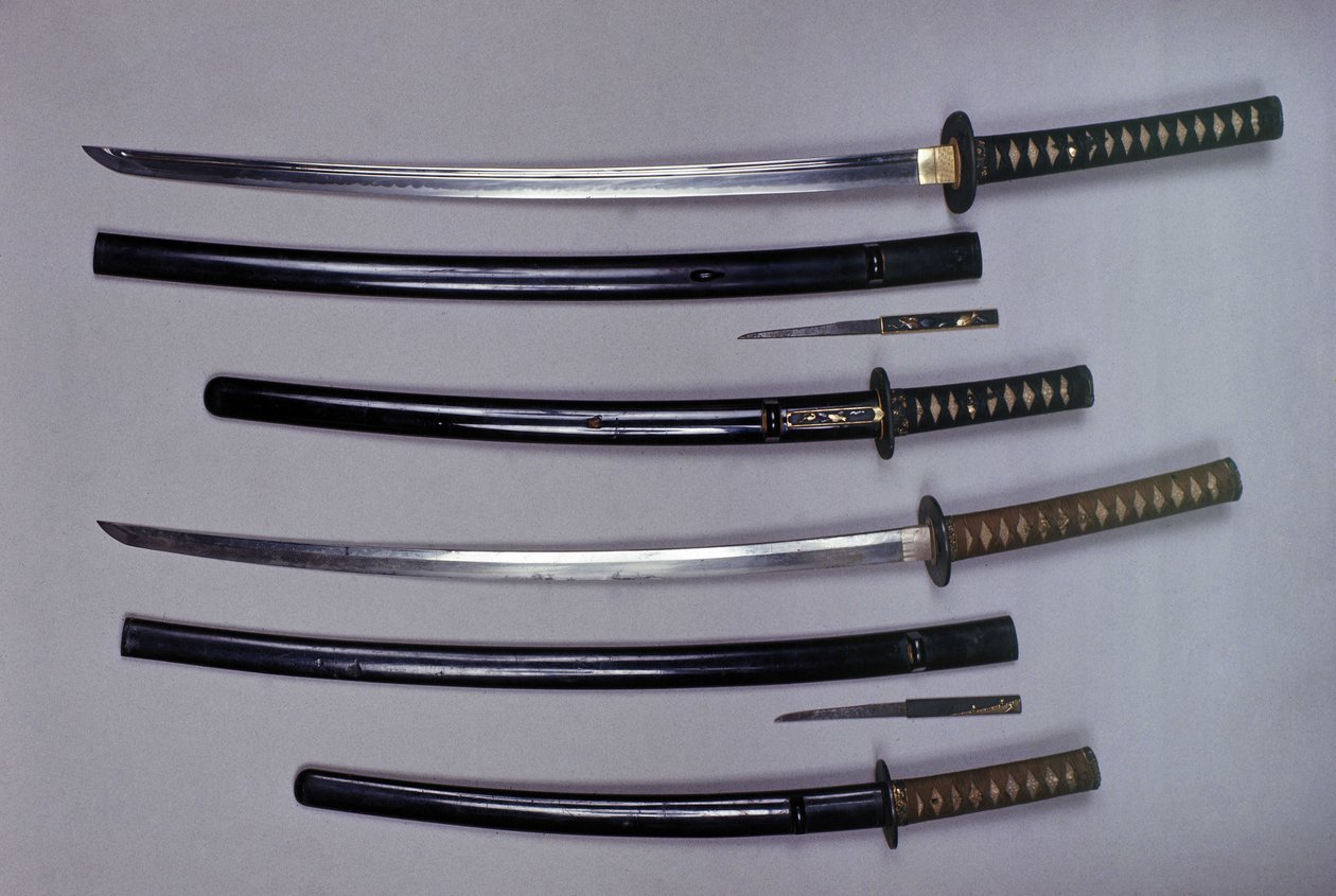 En haut : un katana, épée japonaise et son fourreau, wakizashi, épée courte japonaise dans son fourreau, petit poignard Kokatawa rangé dans le même fourreau. tous trois sont du 18e siècle. les inférieurs sont du 17e siècle - Japanese School