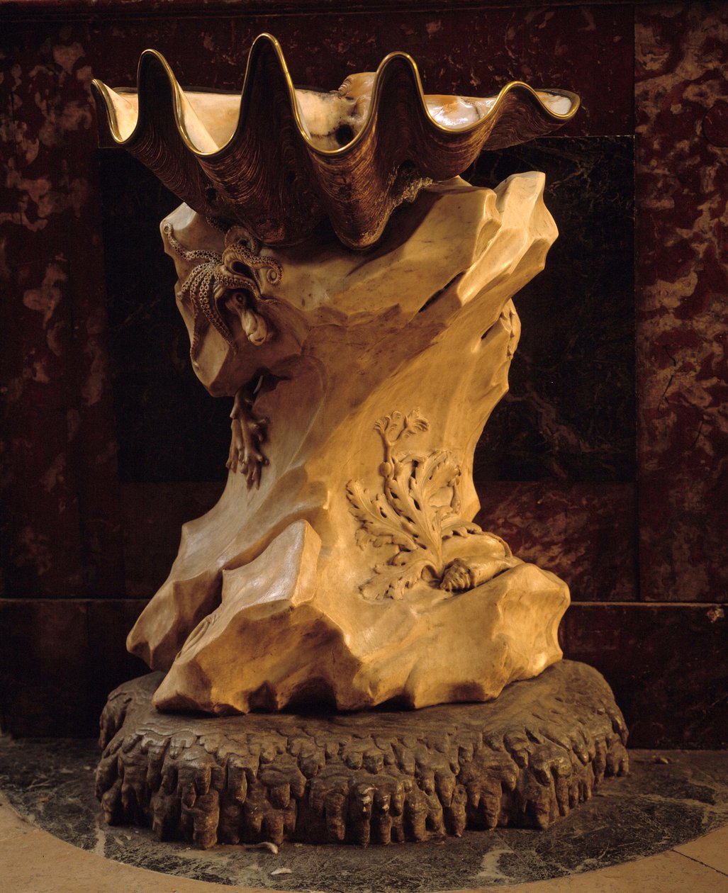 Bénitier en forme de coquille sur rocher réalisé par Jean Baptiste Pigalle - Jean Baptiste Pigalle