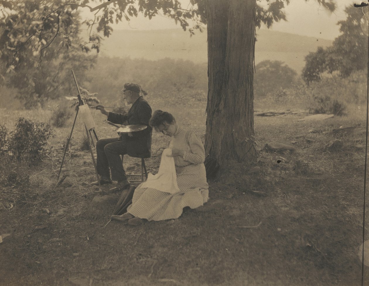 Femme cousant, homme peignant, 1900 (photo) - Jean Bernard