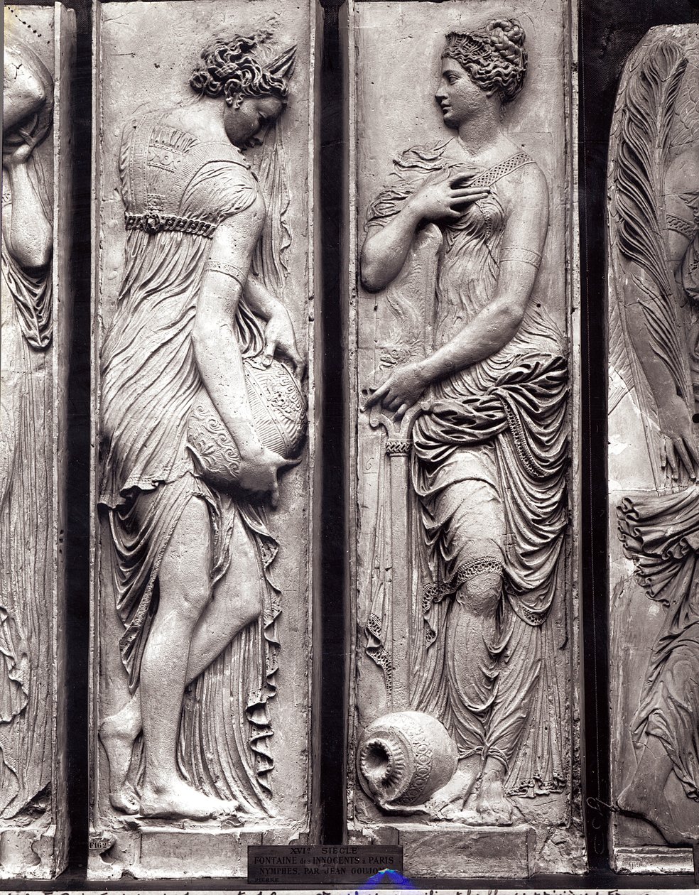 Détail des reliefs de la Fontaine des Innocents représentant des nymphes personnifiant les rivières de France - Jean Goujon