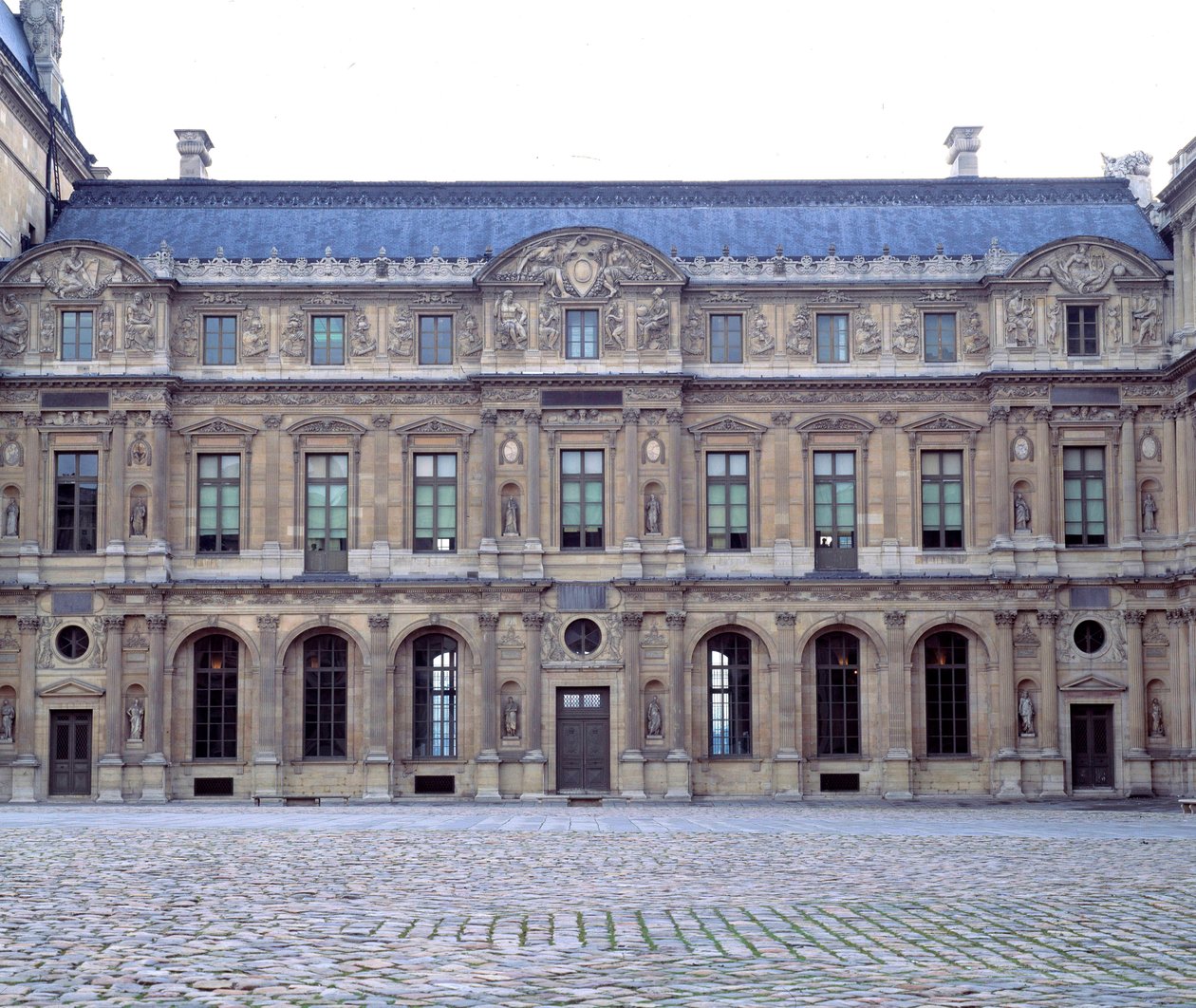 La cour carrée du Louvre, façade du Louvre de Henri II (1546-1551), sculptures de Jean Goujon (1510-1567) 1551 Paris, Musée du Louvre - Jean Goujon