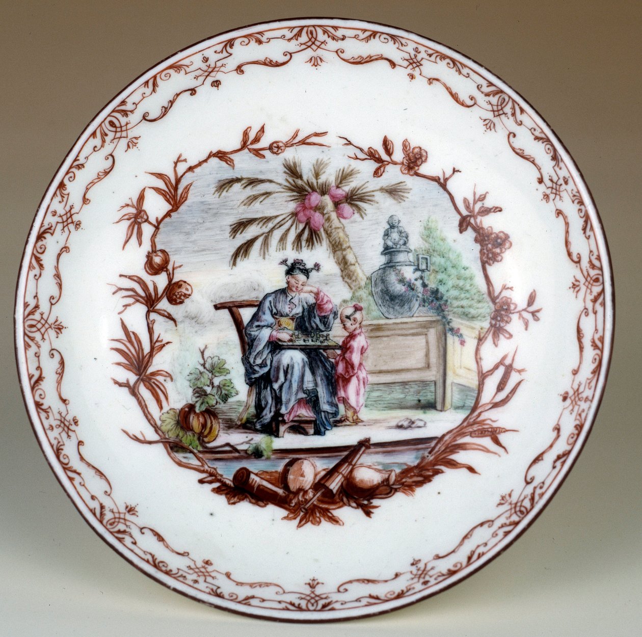 Assiette en porcelaine représentant une scène de jeu d