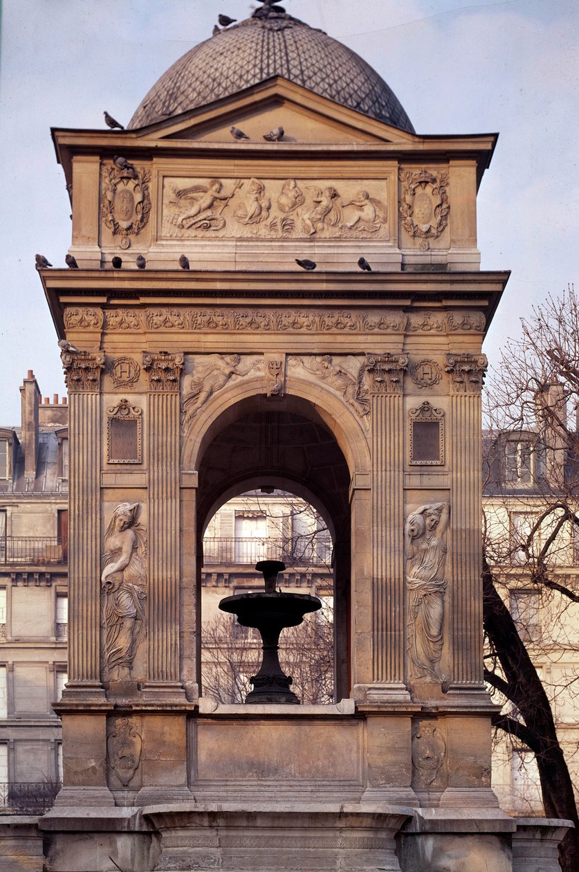 Architecture : vue de la fontaine des Innocents. Conçue par les architectes Jean Goujon, Augustin Pajou et Pierre Lescot. 1546-1549. Place Joachim du Bellay, Paris - Jean and Lescot Pierre Goujon