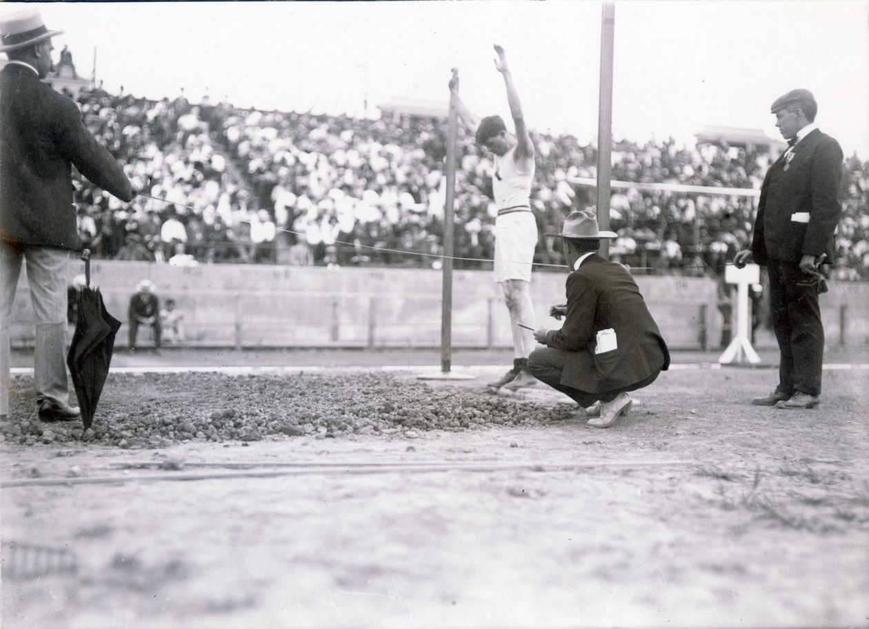 Ray Ewry du New York Athletic Club en compétition au saut en longueur sans élan aux Jeux olympiques de 1904. Ewry a remporté l
