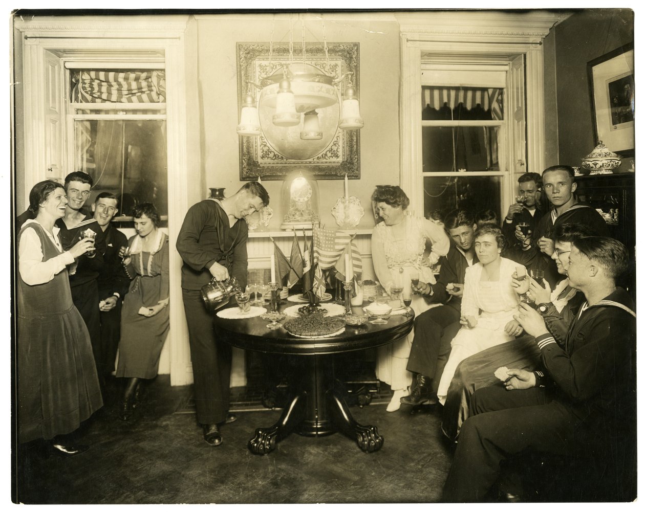 Alice Foote MacDougal divertissant un groupe de marins dans son petit appartement pendant la guerre, Greenwich Village, New York, USA, c.1917-18 - Jessie Tarbox Beals