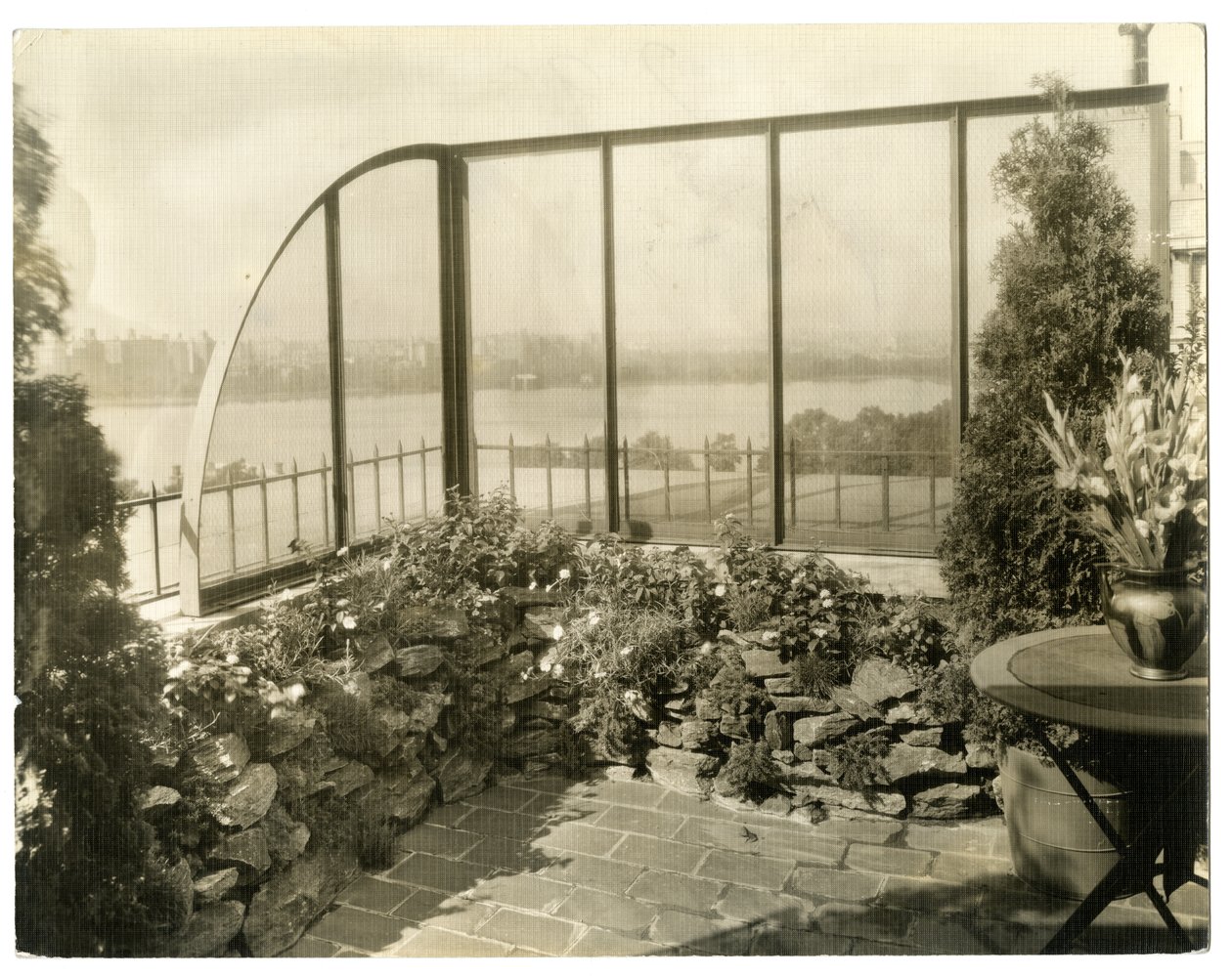 Jardin de Mme Regina Jais, c.1936-37 - Jessie Tarbox Beals