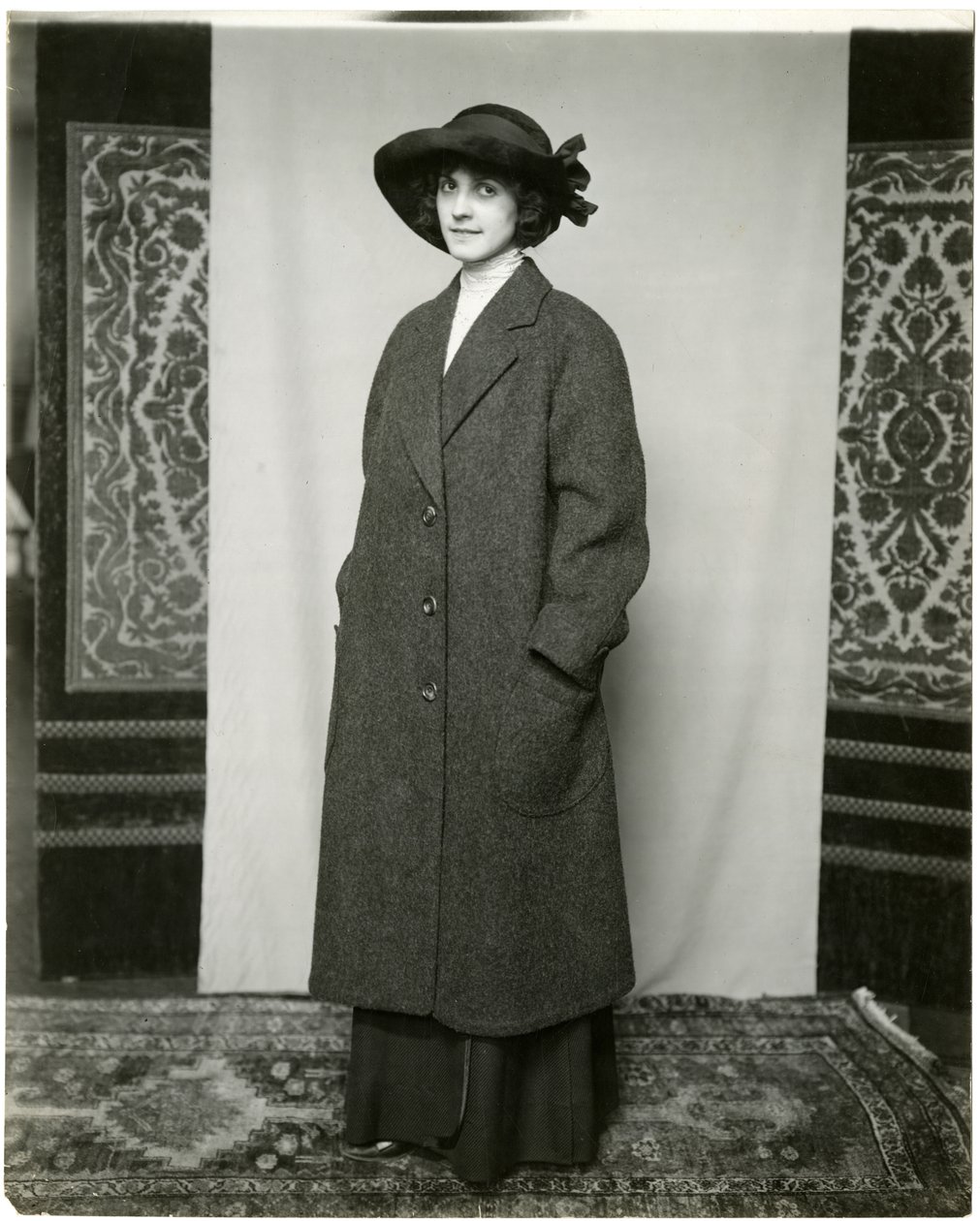 Manteau gris, Arnold & Constable, vers 1905-18 - Jessie Tarbox Beals