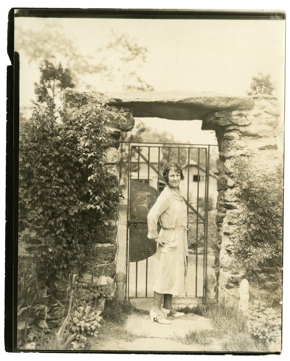 Mme Ernest Thompson Seton de Greenwich Conn, Présidente nationale de la Ligue des femmes de lettres américaines qui part en expédition sur le terrain pour explorer les parties supérieures de l