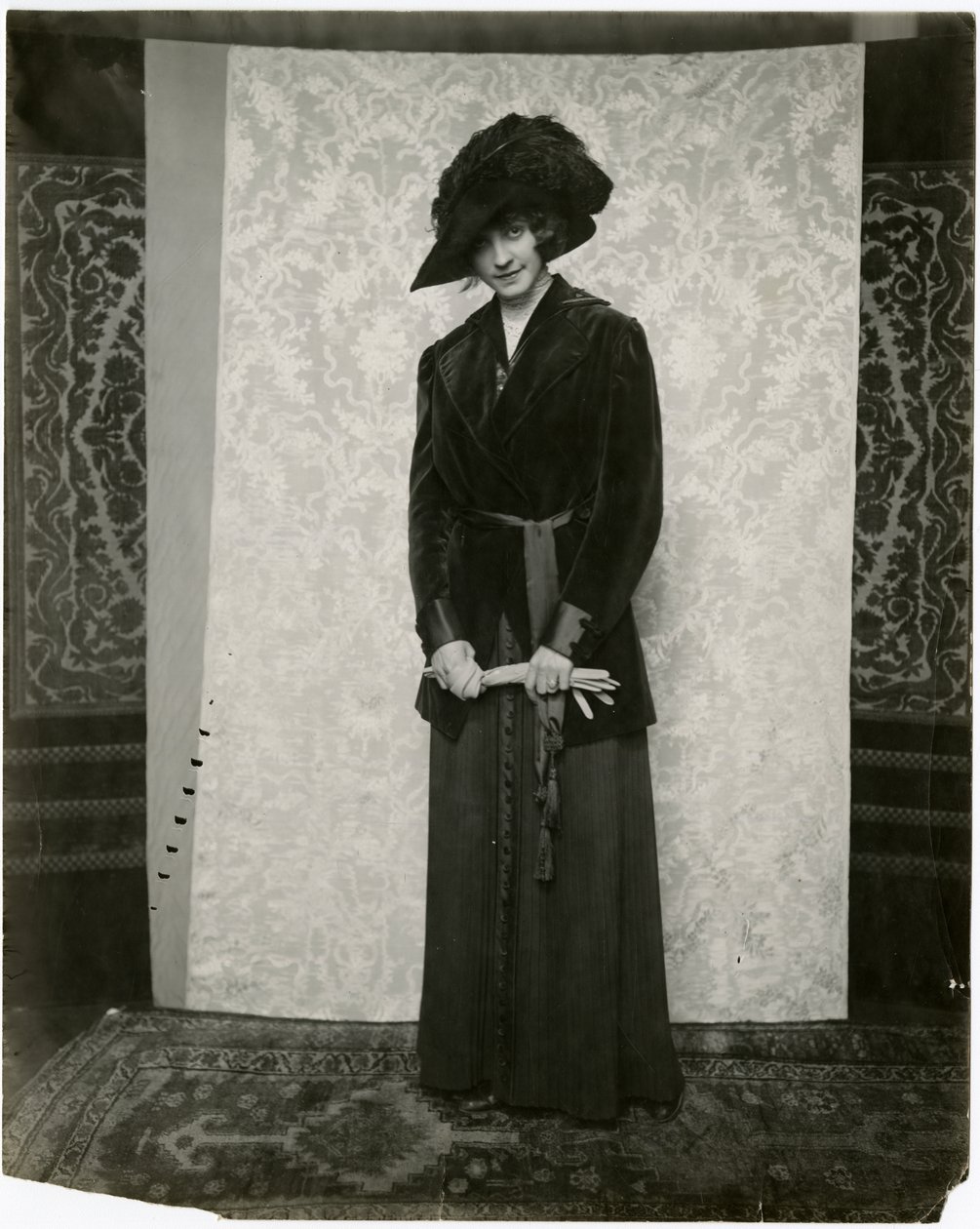 Costume en velours rouge avec jupe plissée, Arnold & Constable, vers 1905-18 - Jessie Tarbox Beals