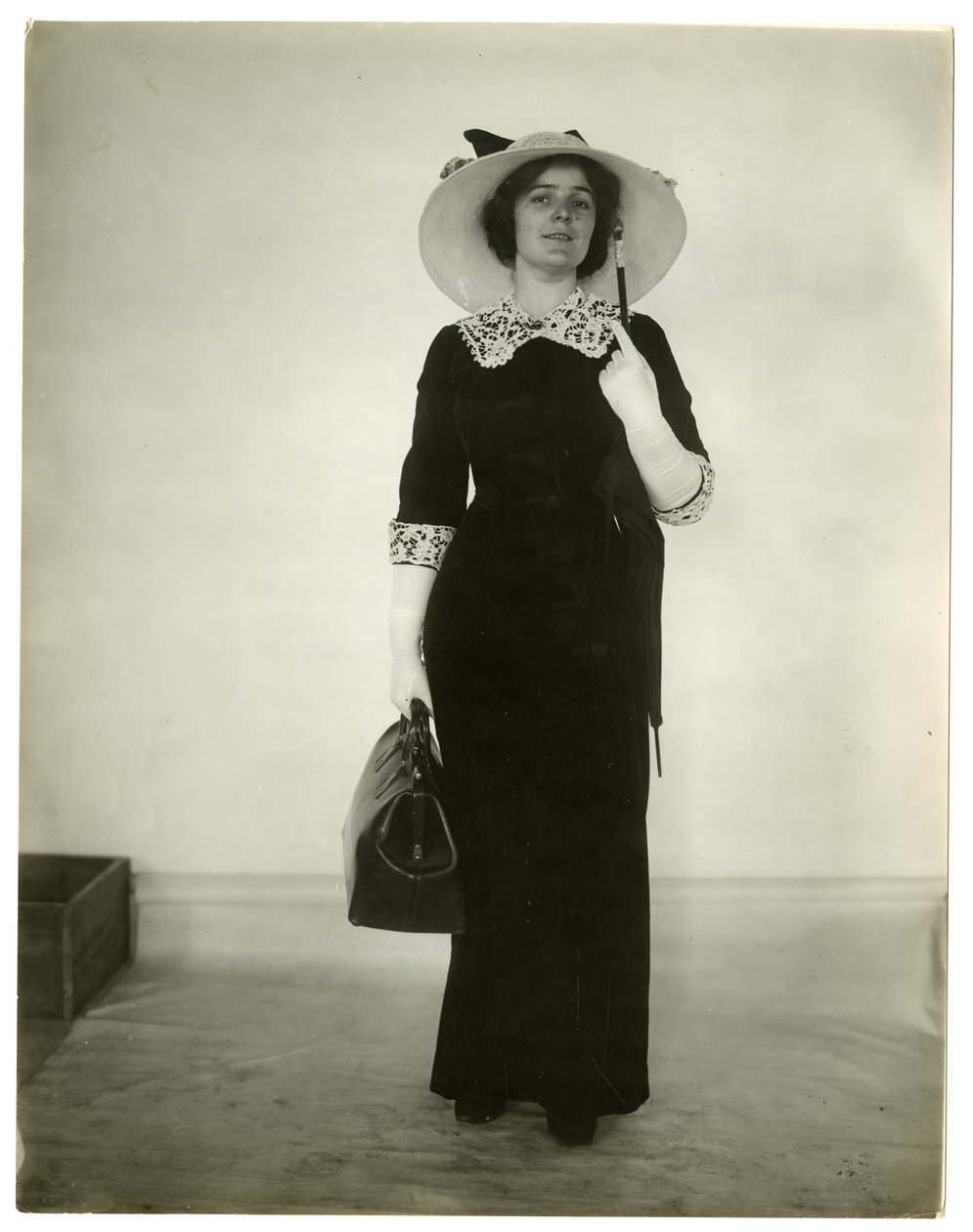 Bonne façon de porter un sac et un parapluie, vers 1905-18 - Jessie Tarbox Beals