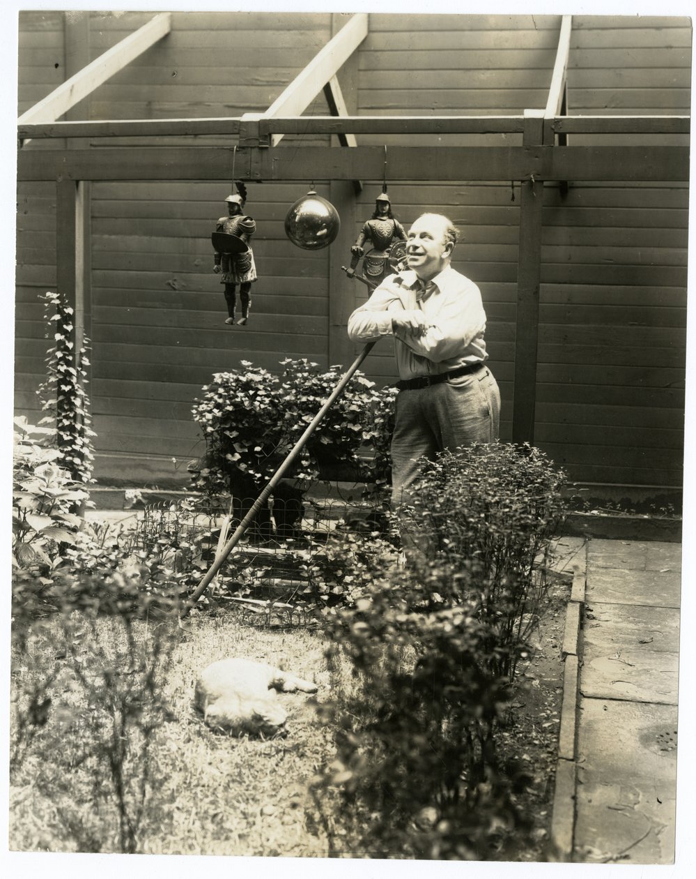 Tony Sarg dans son jardin - Jessie Tarbox Beals