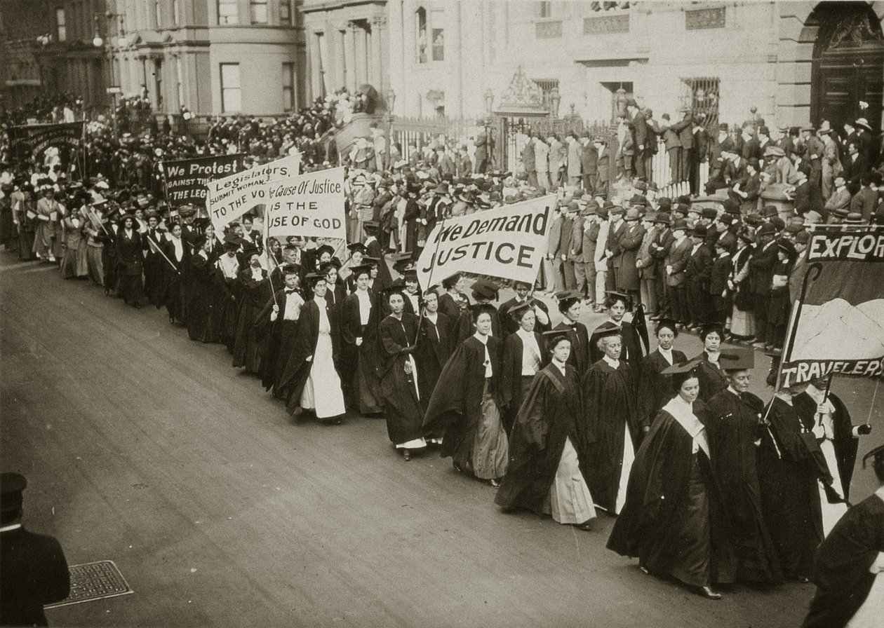 Femmes en tenue académique défilant dans une parade de suffrage à New York, 1910 - Jessie Tarbox Beals