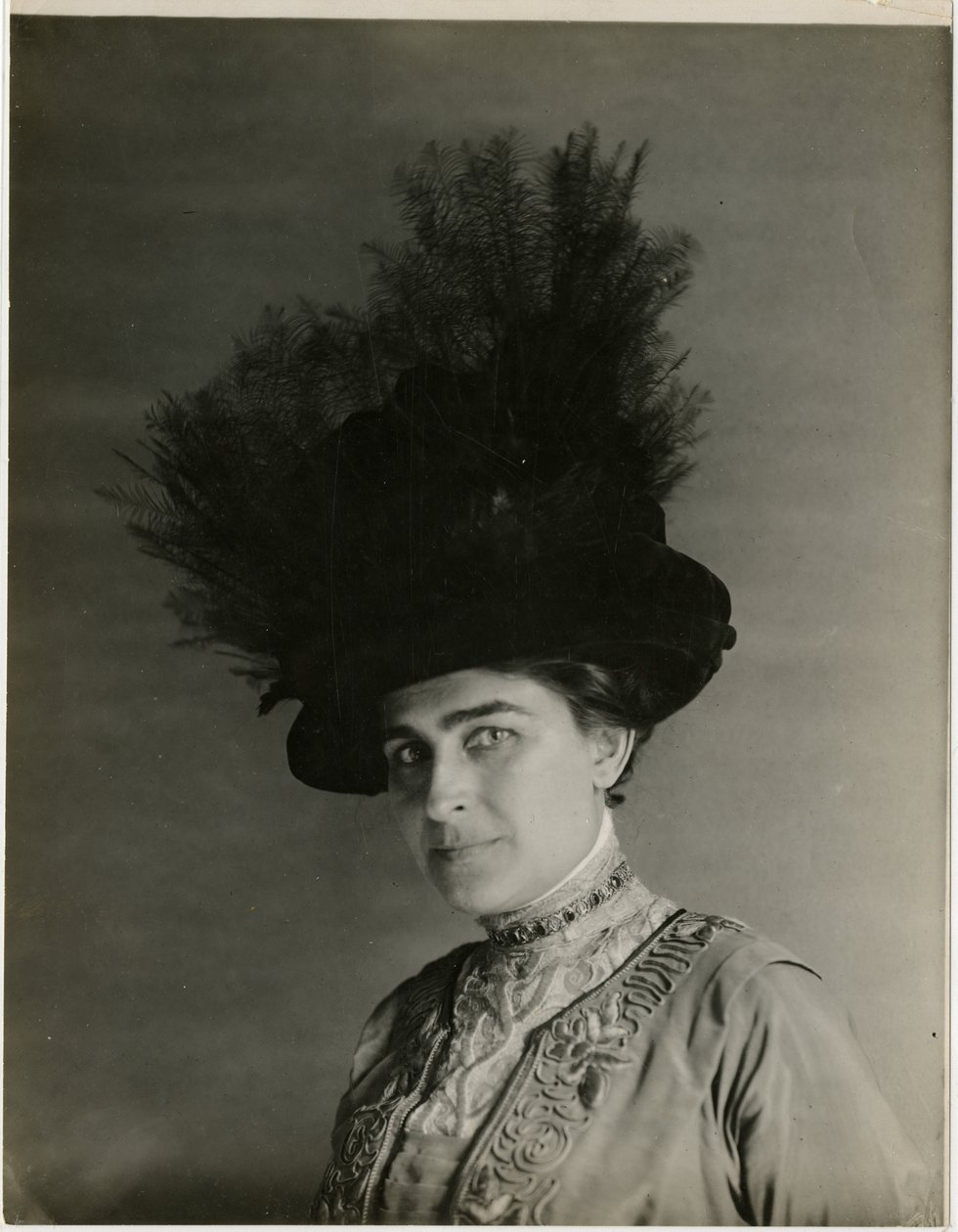 gros plan sur un chapeau à plumes, c.1905-18 - Jessie Tarbox Beals